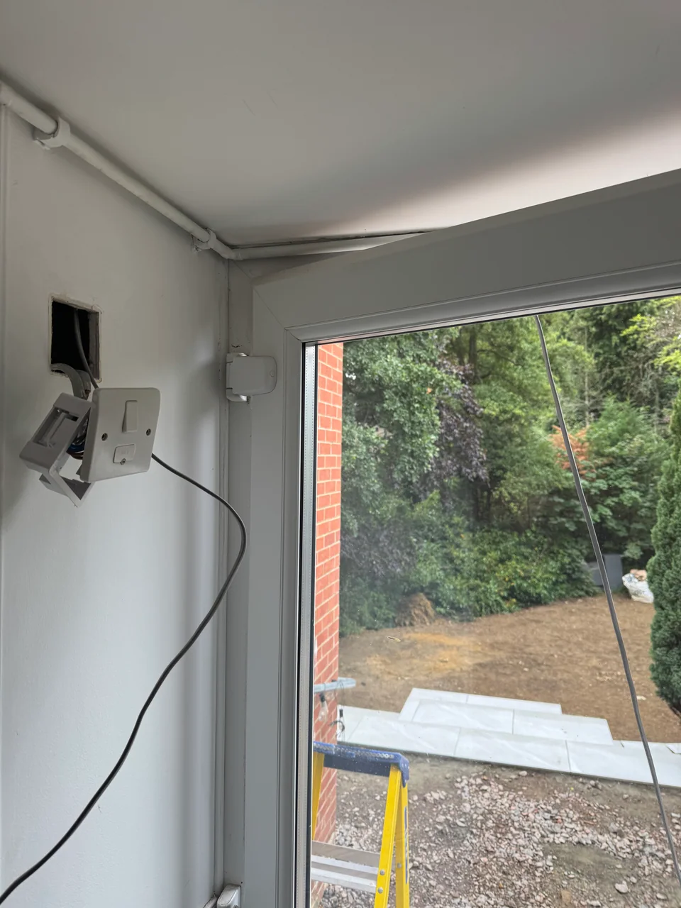 Internal cable routing for new external security light